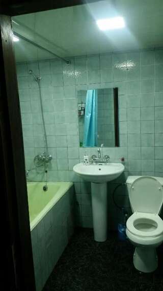 Проживание в семье N 2-4 Тбилиси Двухместный номер с 2 отдельными кроватями и ванной комнатой-8